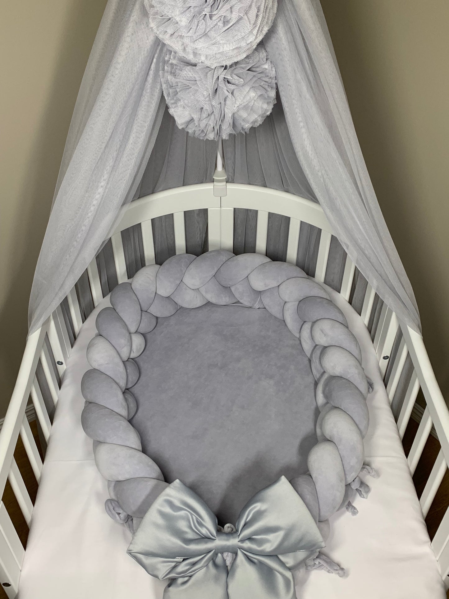BABYNEST TRESSE - MED AVTAGBAR FLÄTA & ROSETT